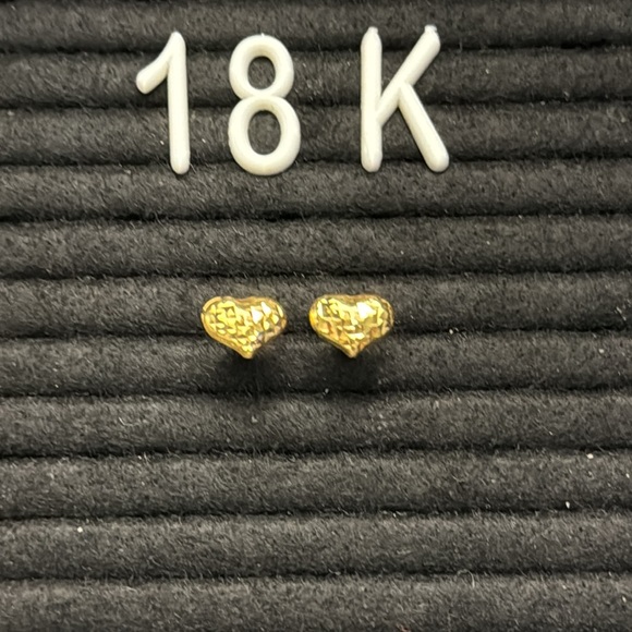 18K Saudi Gold Puff heart Shaped Earrings ❤️ - Picture 3 of 4